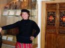 At the Cake Shop, in front of a Seal Display * 800 x 600 * (214KB)